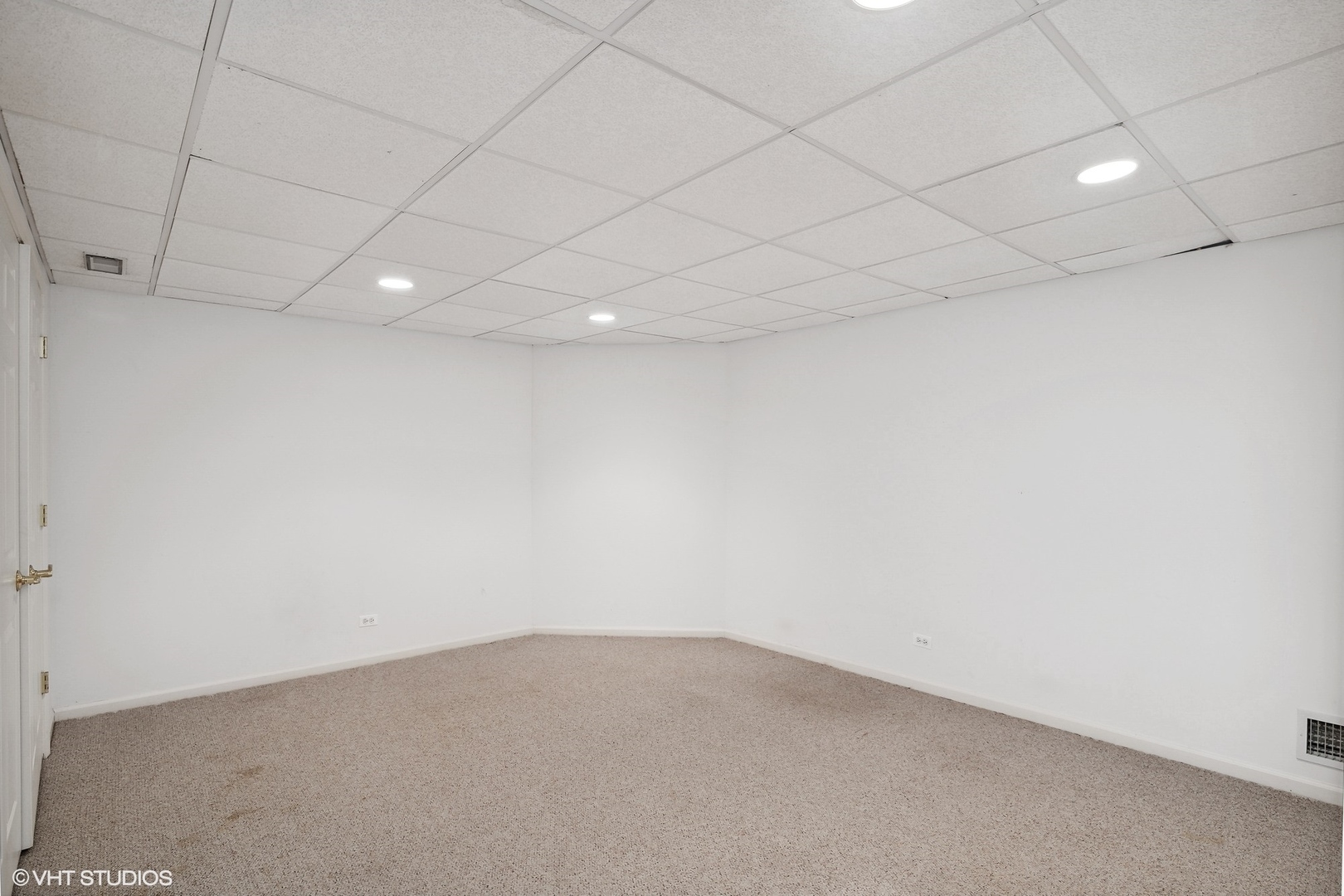 665 Angelo Avenue Gurnee, IL 60031 - Photo 29 of 34 a view of an empty room