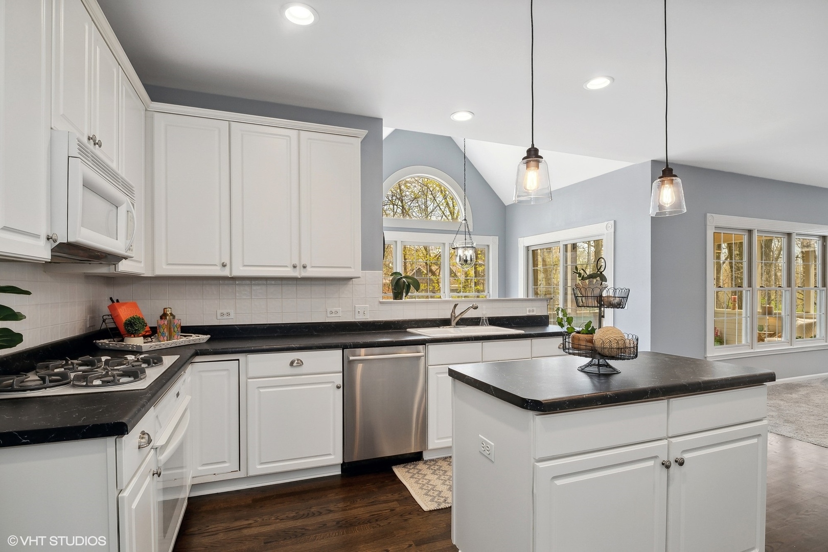 665 Angelo Avenue Gurnee, IL 60031 - Photo 5 of 34 a kitchen with a sink stove and cabinets