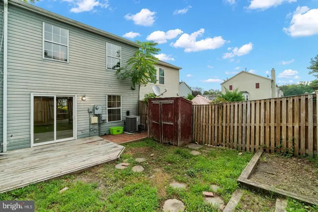 a view of a house with backyard and porch