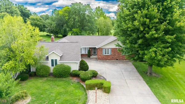 $306,900 | 2 Winged Foot Drive, Pekin, IL 61554