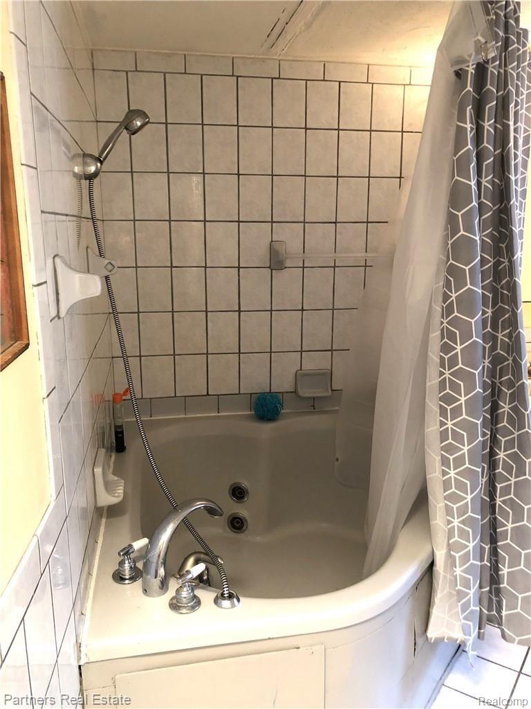 8723 Antcliff Road Howell, MI 48855 - Photo 31 of 47 Main Floor Full Bath with Jacuzzi Tub.JPG