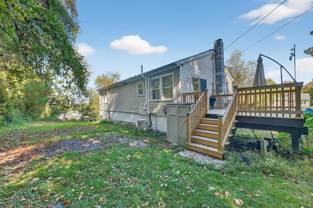 a view of a house with backyard and porch