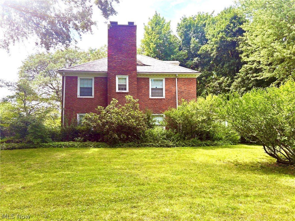 41 Stratford Road Painesville, OH 44077 - Photo 4 of 38 View of side of home with a lawn