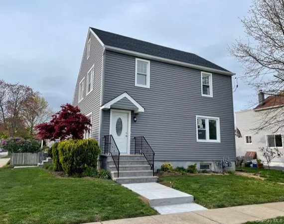 $2,900 | 101 Davison Avenue, Unit 2, Lynbrook, NY 11563