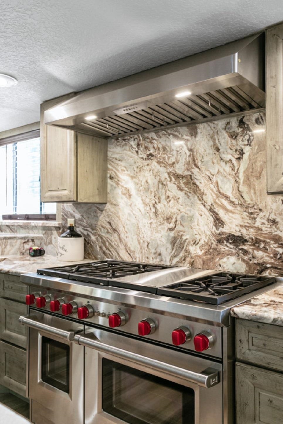 4 Santa Maria Lane St. Augustine, FL 32080 - Photo 16 of 35 a stove top oven sitting inside of a kitchen