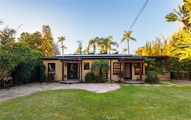 a view of a house with backyard and porch