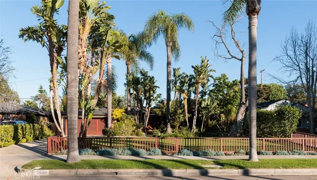 a view of a yard with a fountain