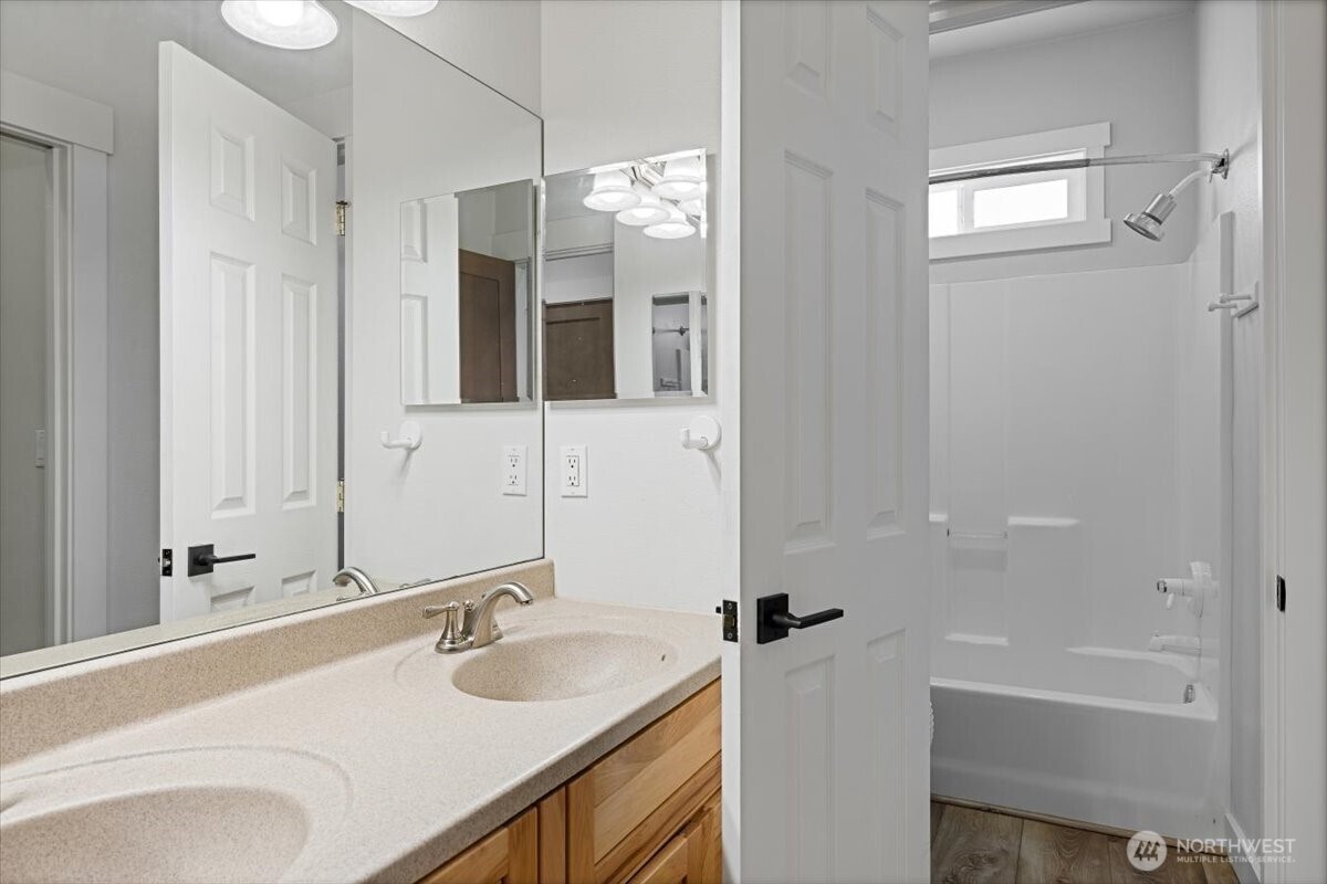 644 Masterson Road Cle Elum, WA 98922 - Photo 23 of 40 a bathroom with a tub sink and mirror