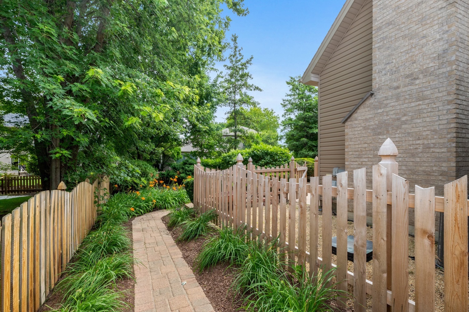2660 Hoddam Road Naperville, IL 60564 - Photo 8 of 35