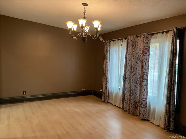 a view of a chandelier in big room and chandelier