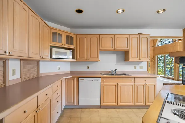 $3,995,000 | 818 Whitfield View, Petoskey, MI 49770