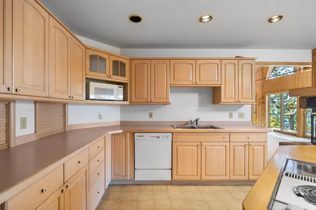 $3,995,000 | 818 Whitfield View, Petoskey, MI 49770