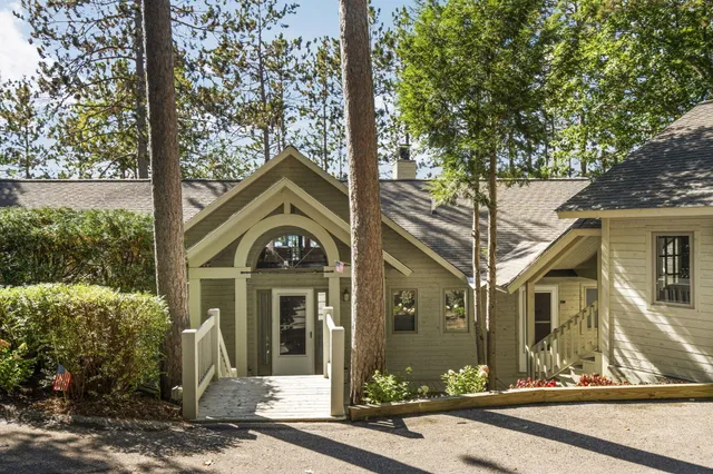 $3,995,000 | 818 Whitfield View, Petoskey, MI 49770