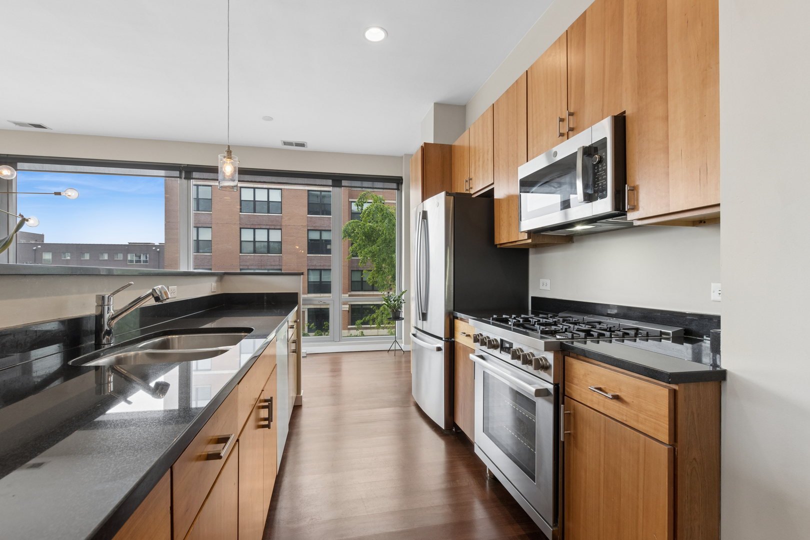 3920 North Sheridan Road, Unit 301 Chicago, IL 60613 - Photo 13 of 29 Gallery Image 13