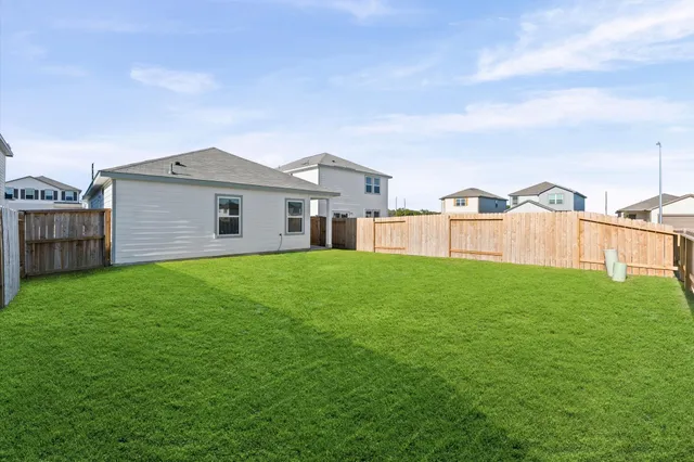 a view of a house with backyard and garden