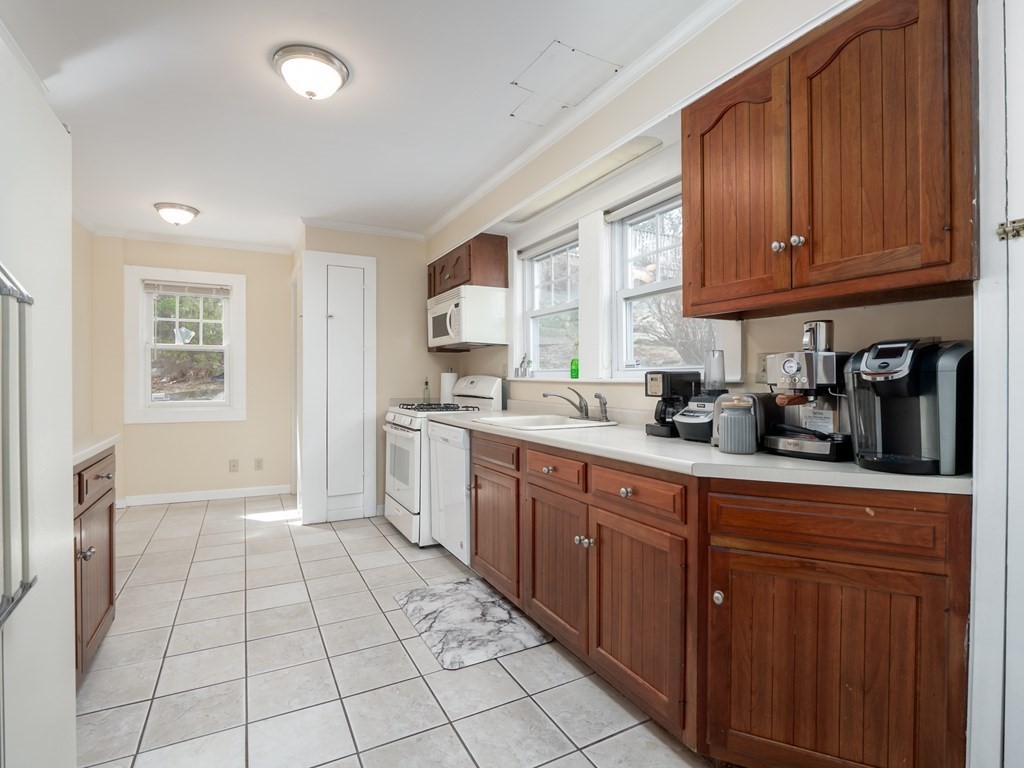42 Fellsmere Road Malden, MA 02148 - Photo 4 of 39 Gallery Image 4