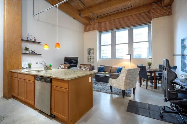 $200,000 | 712 Broadway Boulevard, Unit 304, Kansas City, MO 64105