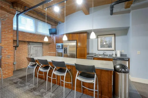 $200,000 | 712 Broadway Boulevard, Unit 304, Kansas City, MO 64105