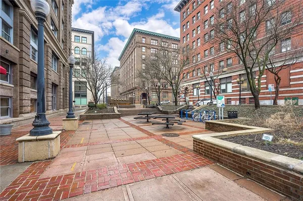 $200,000 | 712 Broadway Boulevard, Unit 304, Kansas City, MO 64105