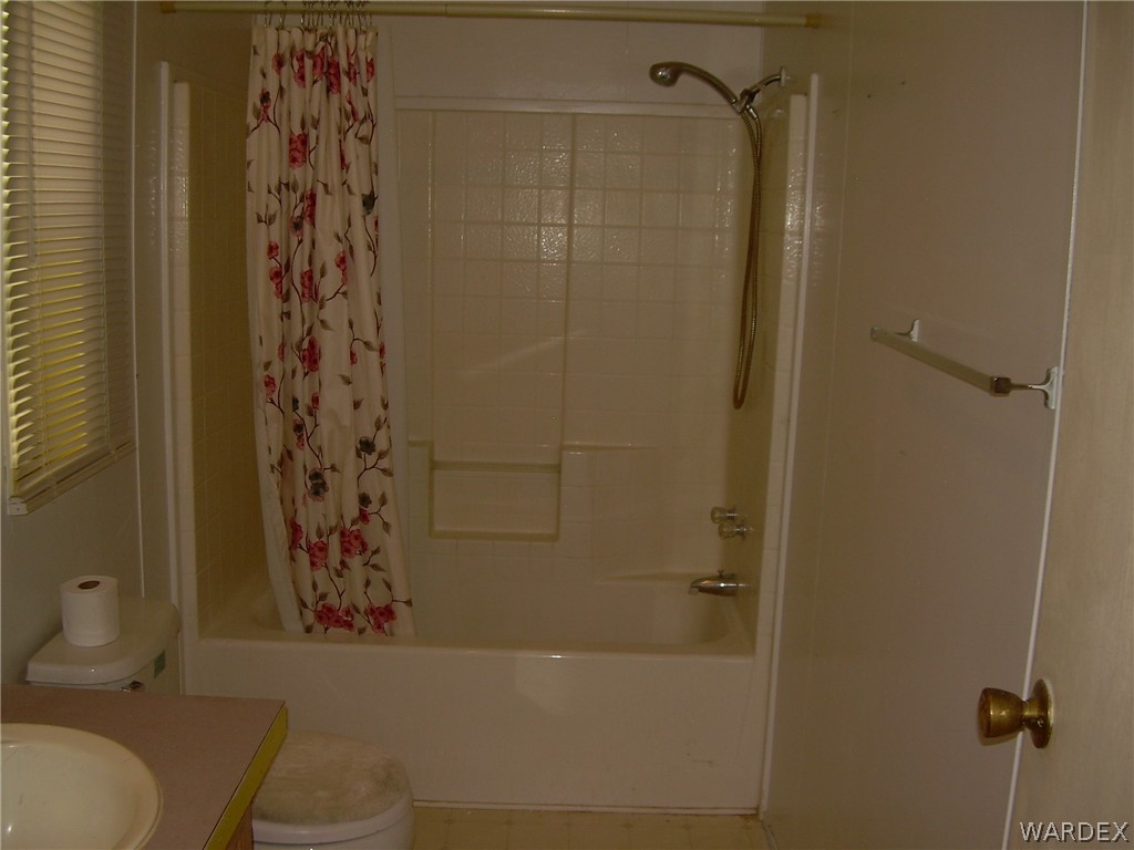 3644 Eloy Road Golden Valley, AZ 86413 - Photo 30 of 35 a bathroom with a bathtub and shower