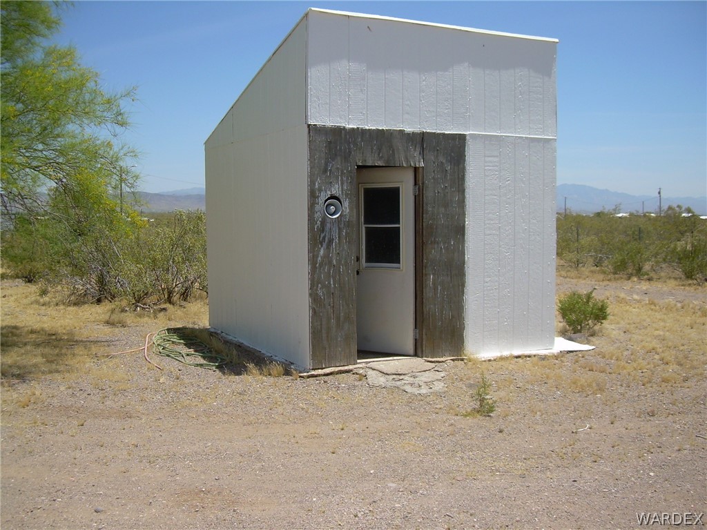 3644 Eloy Road Golden Valley, AZ 86413 - Photo 9 of 35 a view of a small space