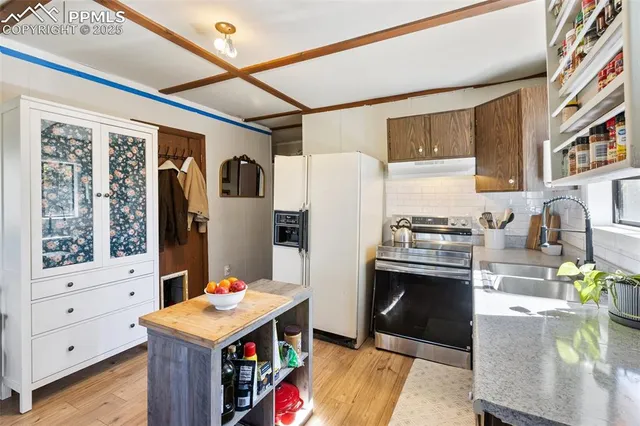 a kitchen that has a cabinets and a stove