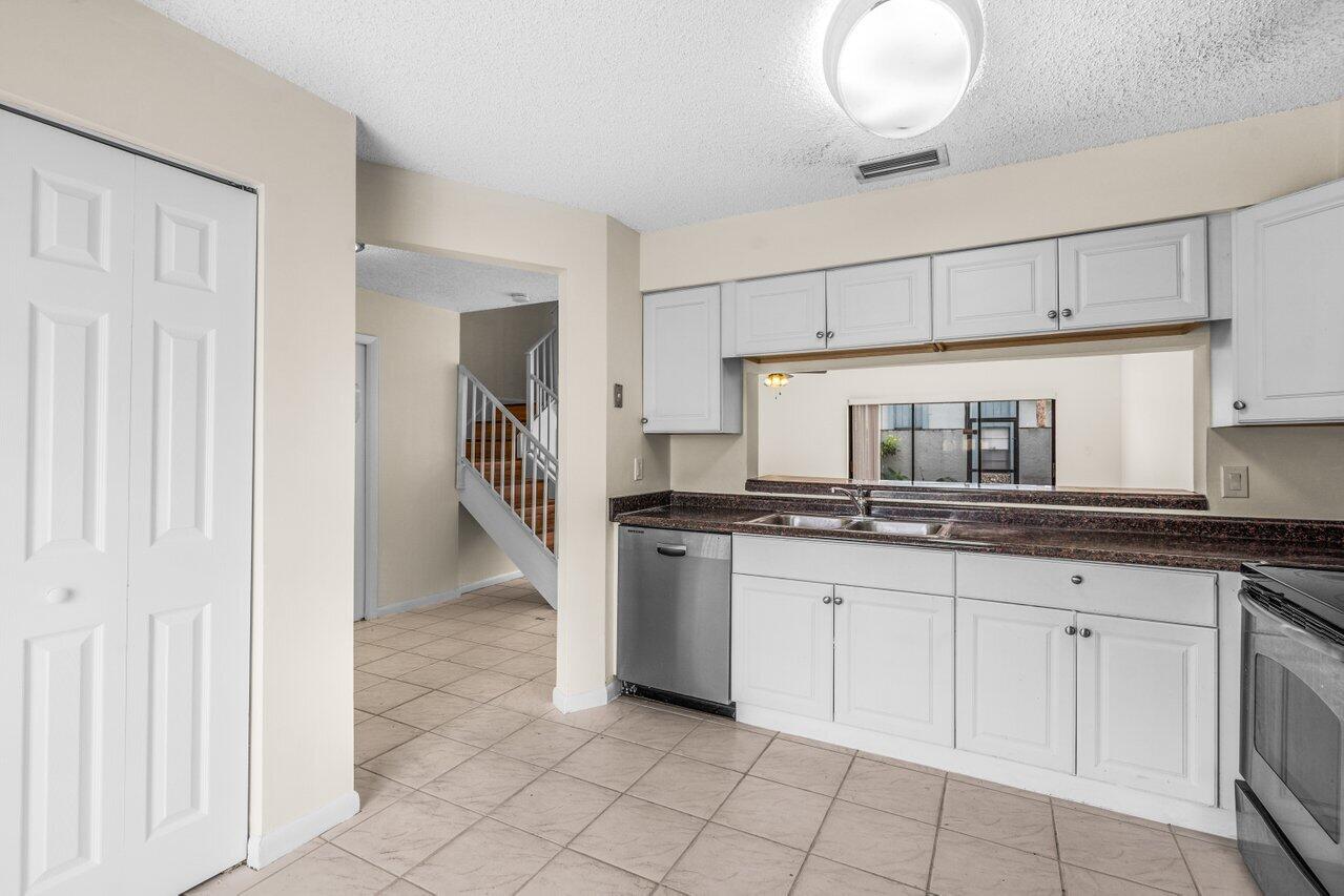 9112 Southwest 21st Court, Unit E Boca Raton, FL 33428 - Photo 6 of 23 008-9112Southwest21stCourt-BocaRaton-FL-