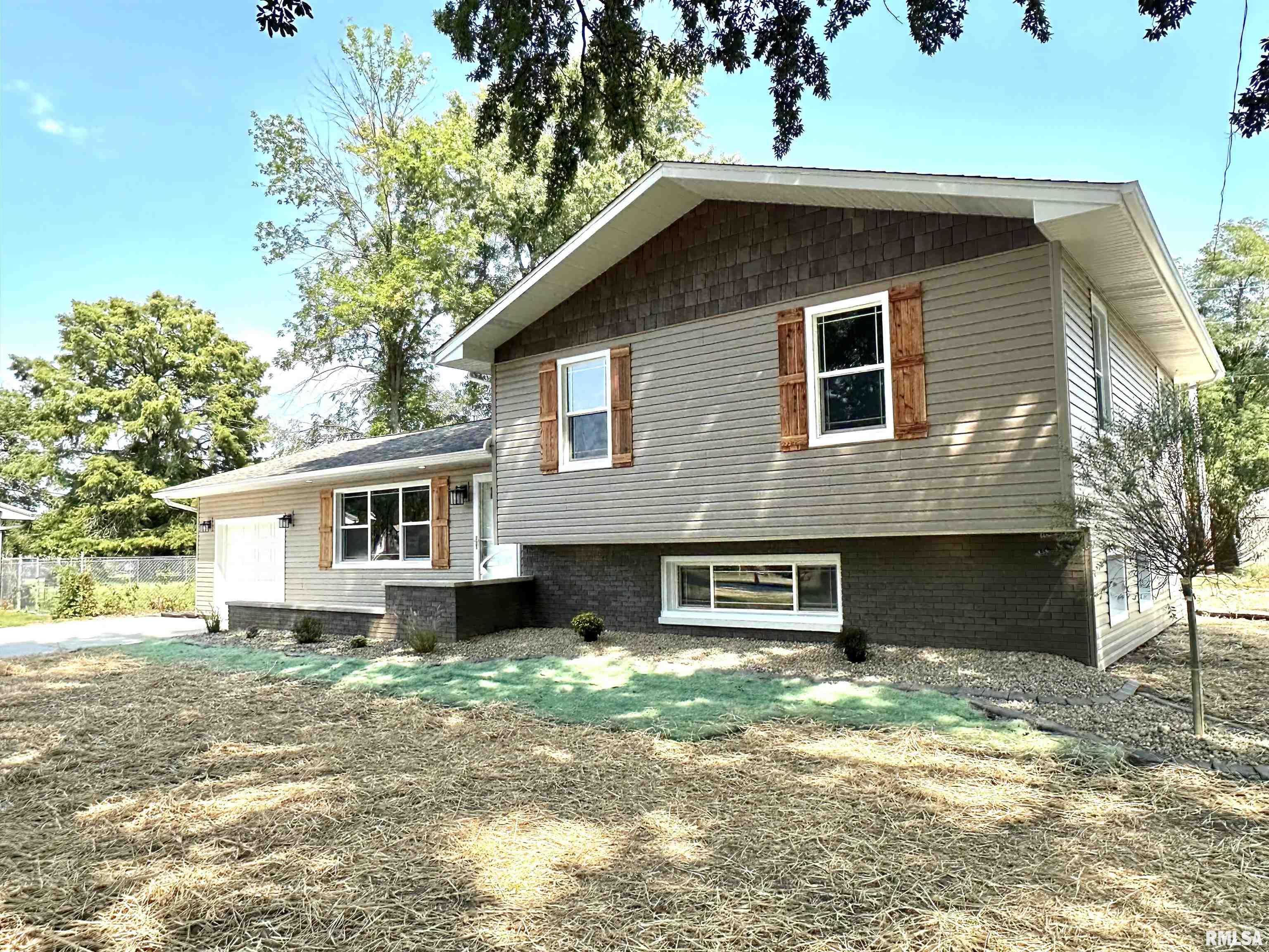 119 Randolph Drive Centralia, IL 62801 - Photo 2 of 14