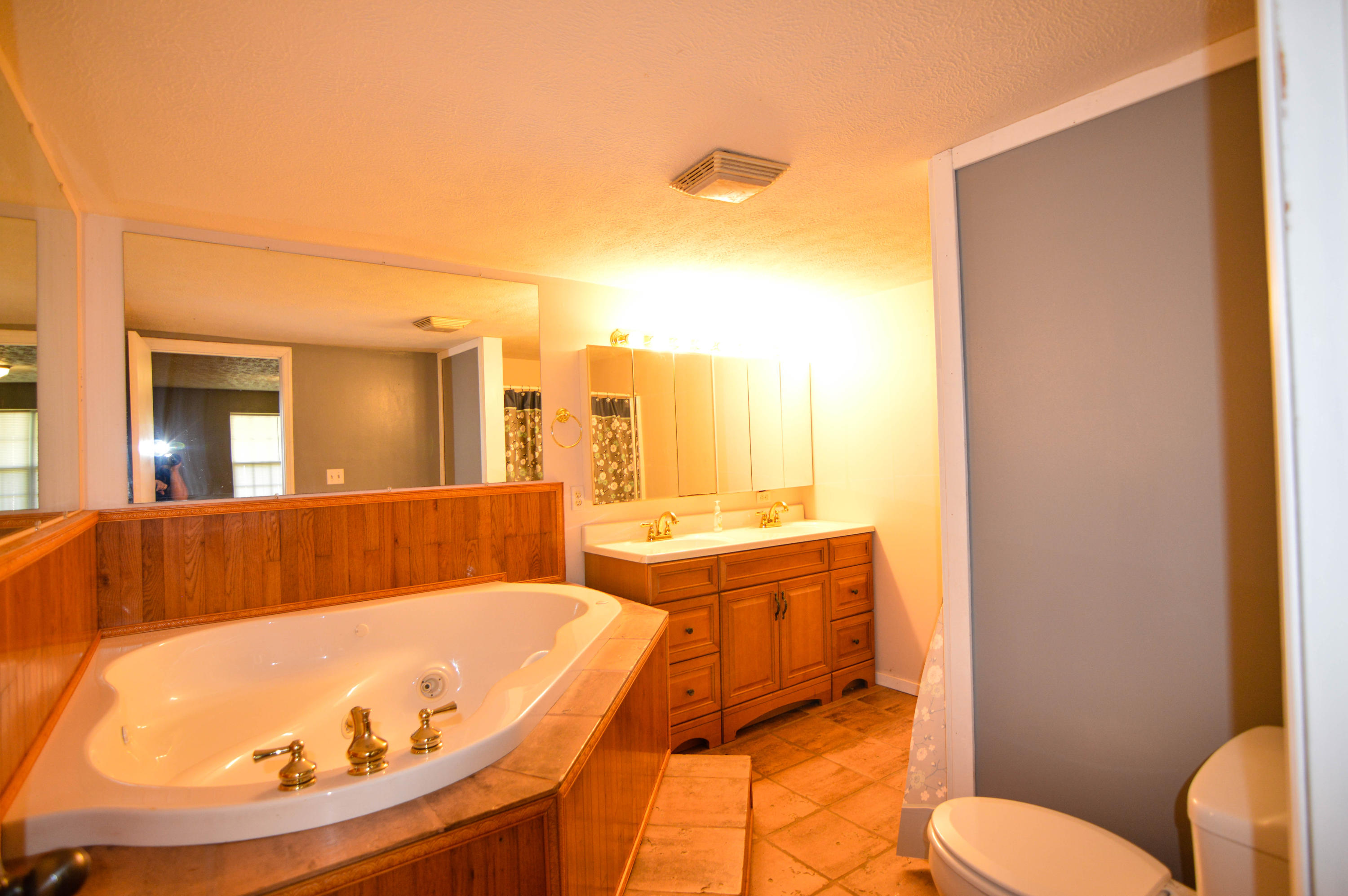 806 Cemetery Road Oliver Springs, TN 37840 - Photo 19 of 39 Master Bath