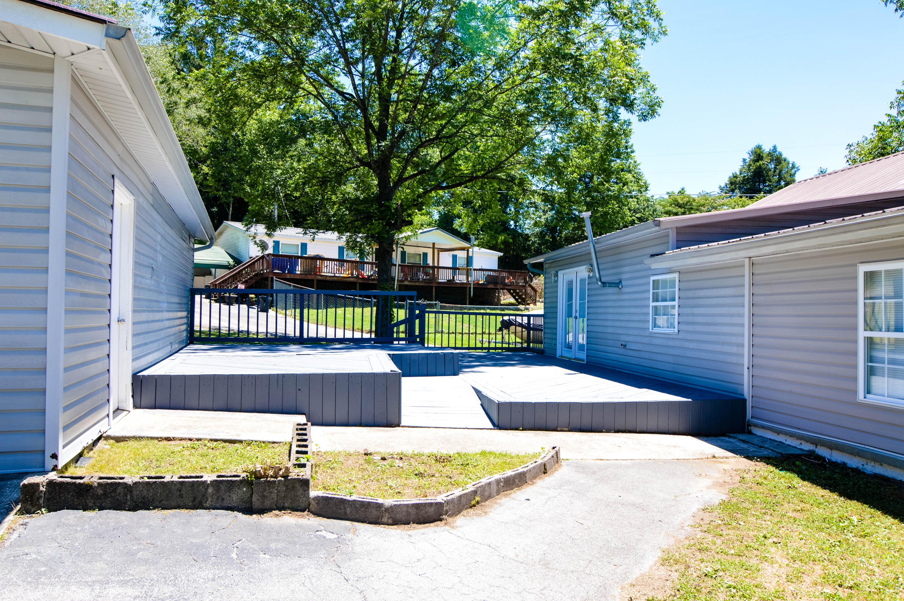 806 Cemetery Road Oliver Springs, TN 37840 - Photo 29 of 39 Large deck