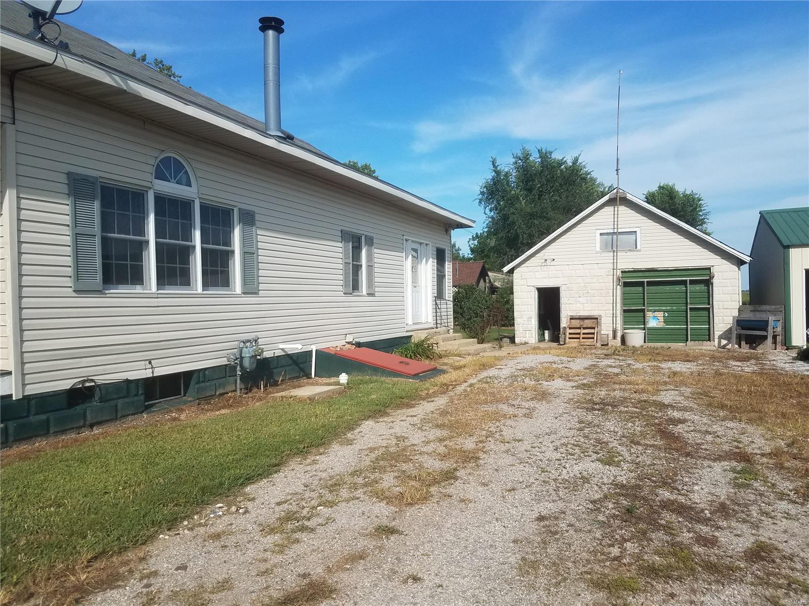 604 Maple Street Donnellson, IL 62019 - Photo 2 of 16 Gallery Image 2