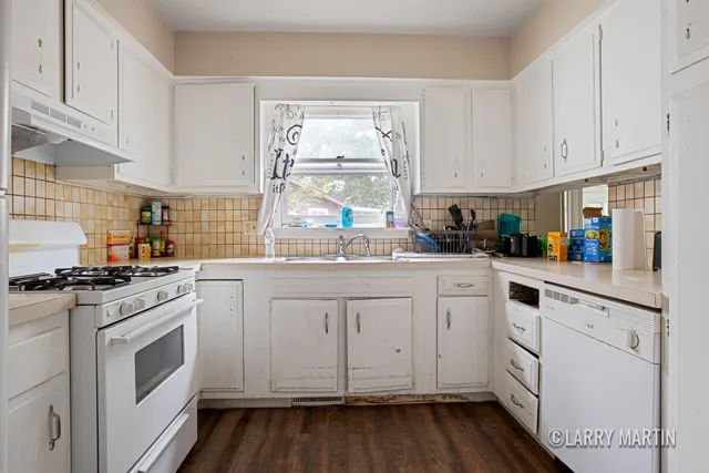 $400,000 | 944 Lancashire Court Southeast, Unit 946, Grand Rapids, MI 49508