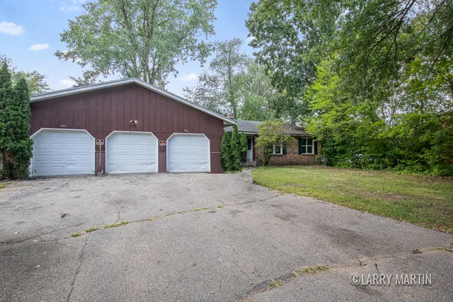 $400,000 | 944 Lancashire Court Southeast, Unit 946, Grand Rapids, MI 49508