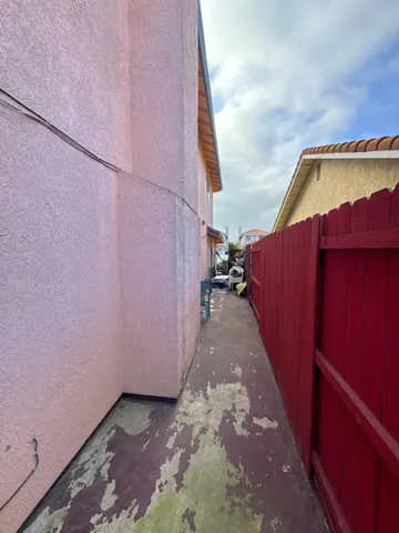 a view of a pathway with a house