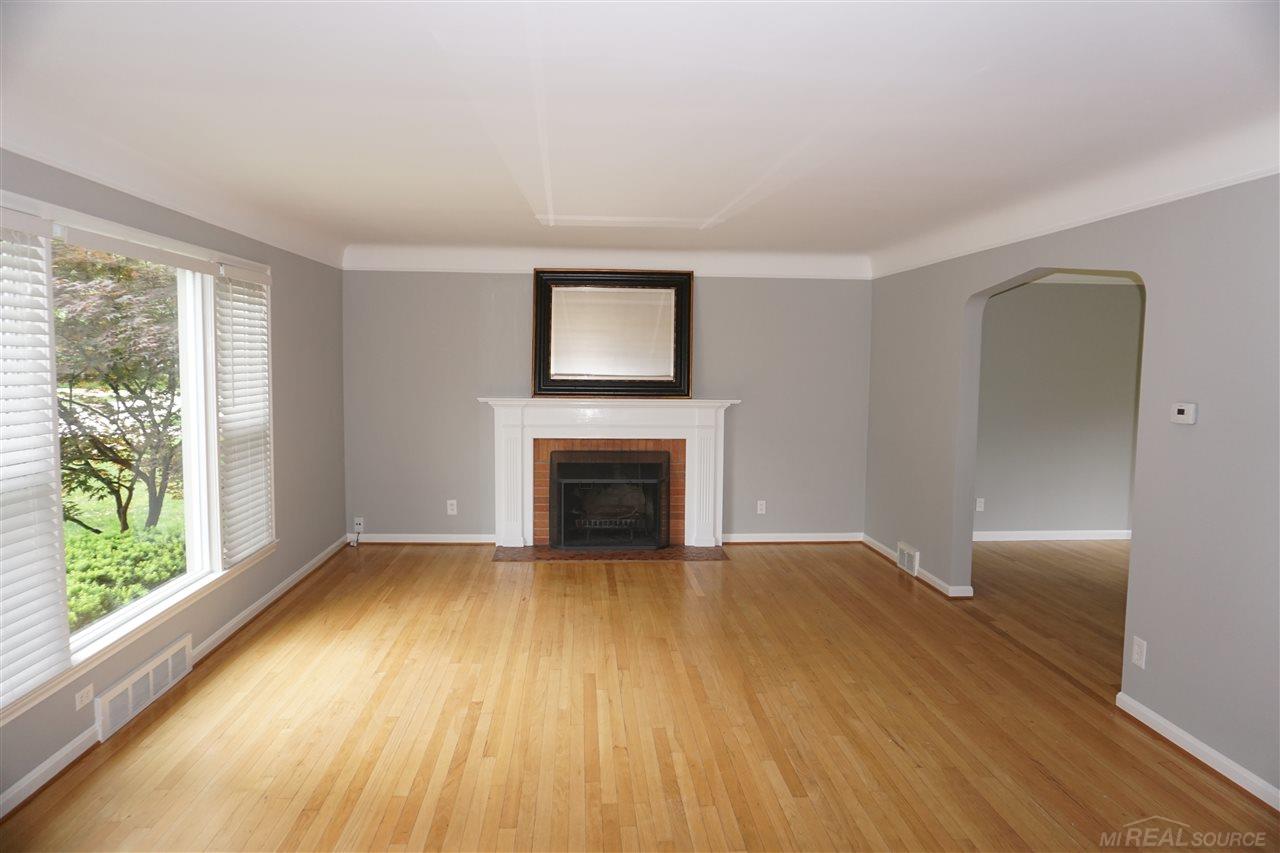 1913 Severn Road Grosse Pointe, MI 48236 - Photo 4 of 24 31371619-3.JPG