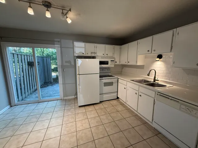 $1,800 | 507 Stinson Drive, Unit 6G, Charleston, SC 29407