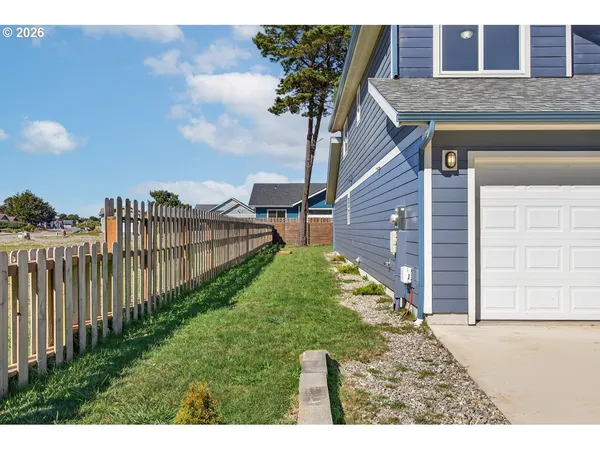 a view of a house with backyard and garden