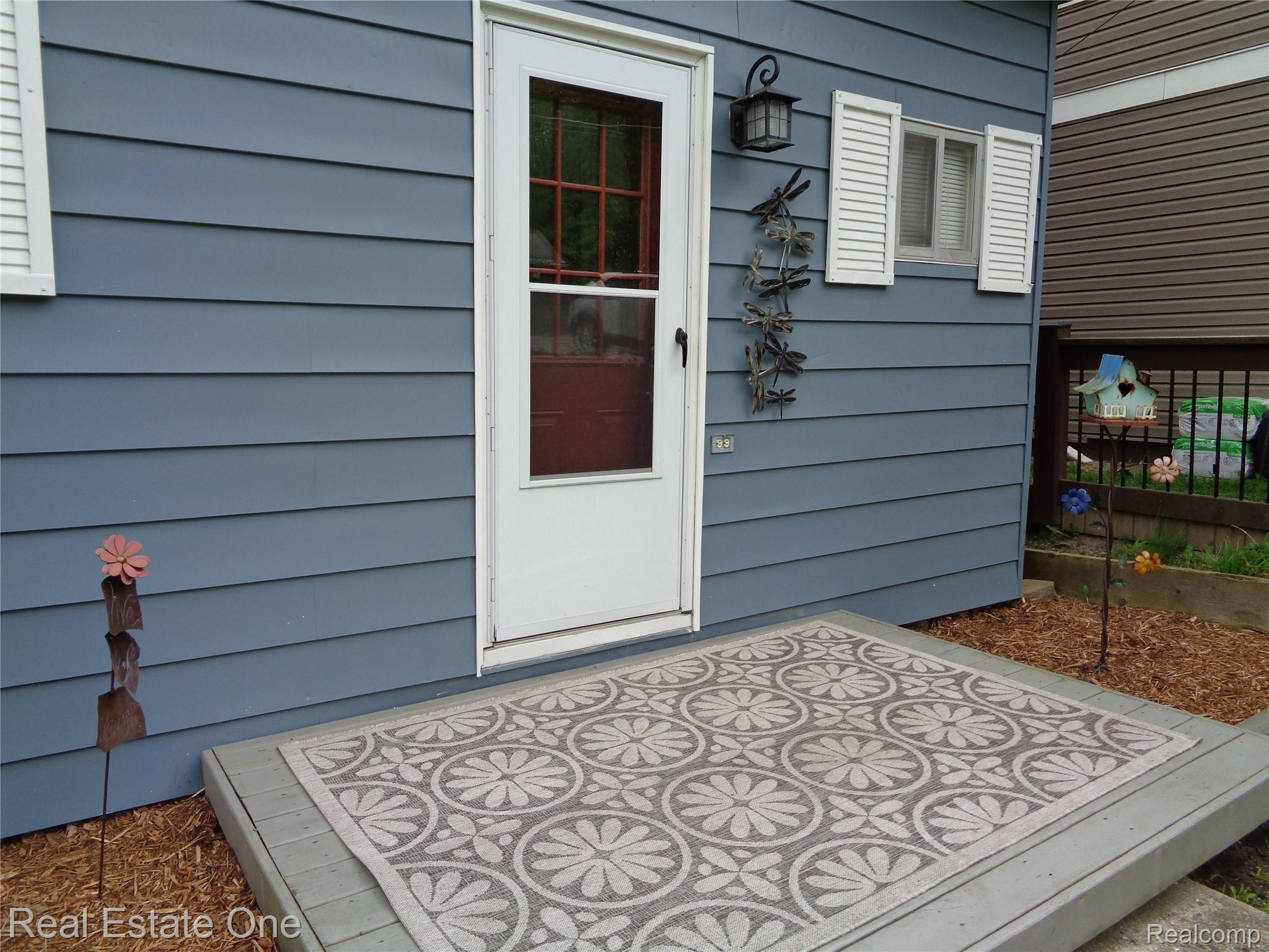 3865 Hunt Road Lapeer, MI 48446 - Photo 12 of 53 Welcoming entry, siding repainted approx 5-6yrs ago.