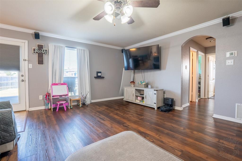 424 Northeast Murphy Road Burleson, TX 76028 - Photo 11 of 24