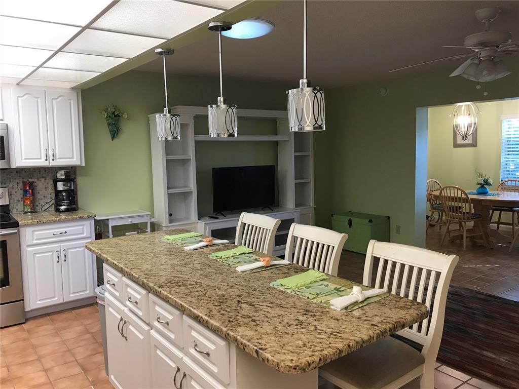 9257 Southwest 82nd Terrace, Unit H Ocala, FL 34481 - Photo 3 of 24 a kitchen that has a table and chairs in it