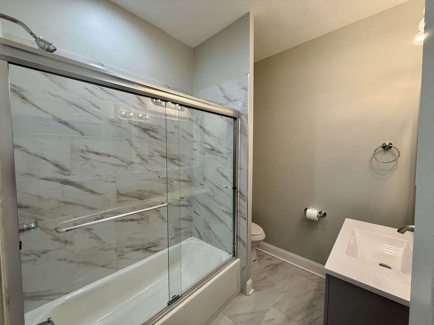 2003 South Allport Street, Unit 1 Chicago, IL 60608 - Photo 9 of 15 a bathroom with a bathtub