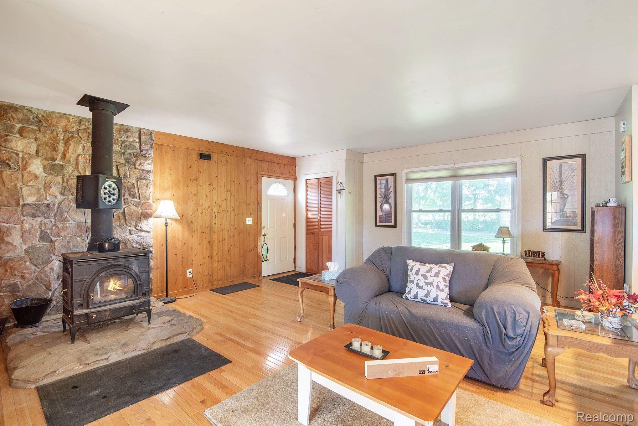 11942 North Latson Road Linden, MI 48451 - Photo 6 of 31 7p0eb6Wo.jpeg