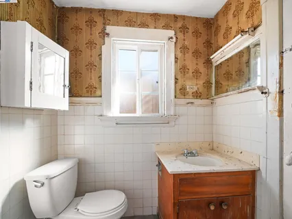 an empty room with closet and a ceiling fan