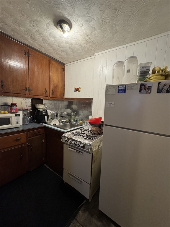 84 Everett Street Fall River, MA 02723 - Photo 20 of 36