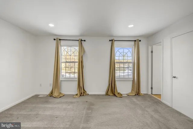 $305,000 | 30 Oak Forest Drive, Sicklerville, NJ 08081