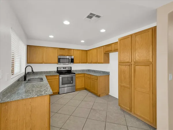 $2,350 | 13620 North 82nd Lane, Peoria, AZ 85381