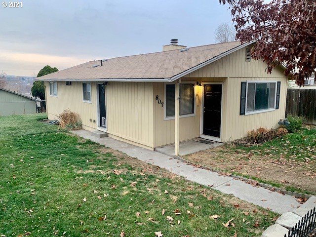 807 Southwest 14th Street Pendleton, OR 97801 - Photo 1 of 17 a front view of a house with garden