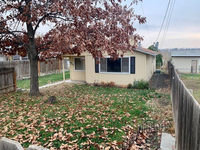 807 Southwest 14th Street Pendleton, OR 97801 - Photo 2 of 17 front view of house with a tree