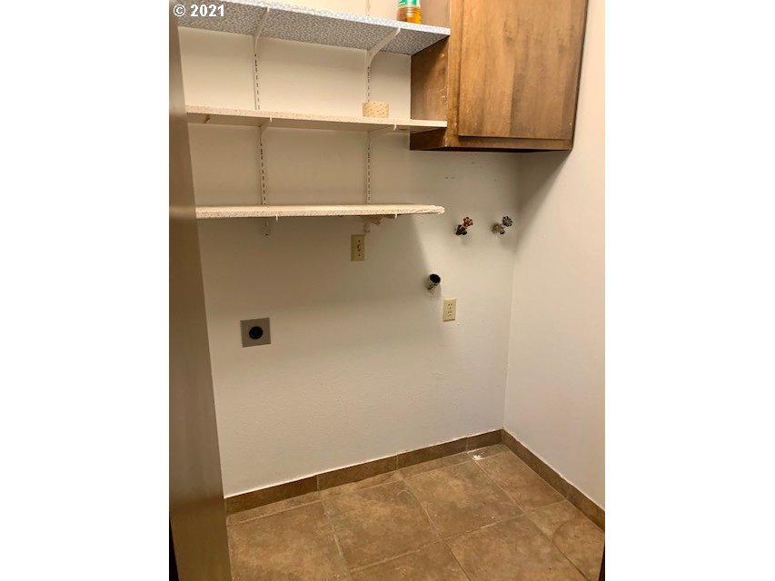 807 Southwest 14th Street Pendleton, OR 97801 - Photo 11 of 17 a close view of cabinet