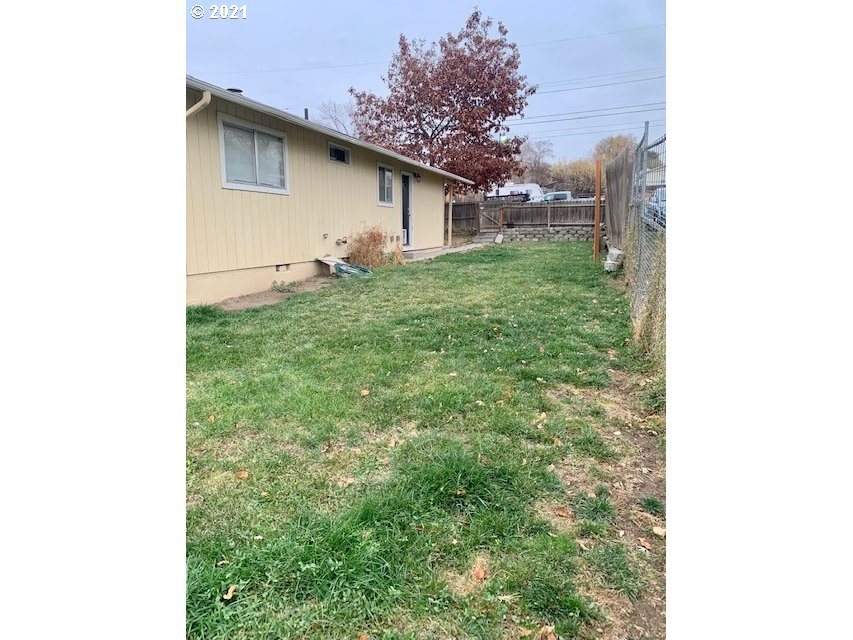 807 Southwest 14th Street Pendleton, OR 97801 - Photo 13 of 17 a backyard of a house